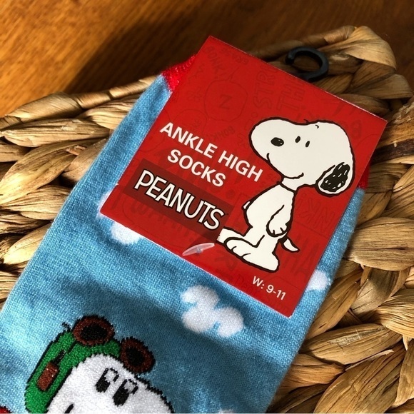Peanuts Ankle high socks: snoopy flying in size W 9-11 - Picture 2 of 3